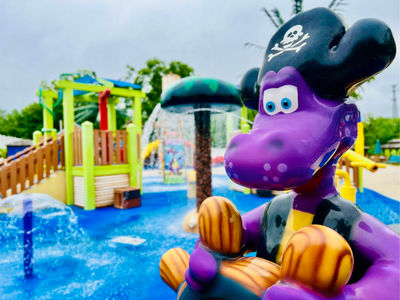 Duke statue in lagoon