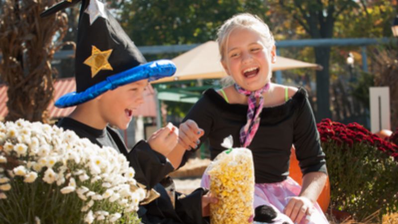 mom and daughter at dutch wonderland