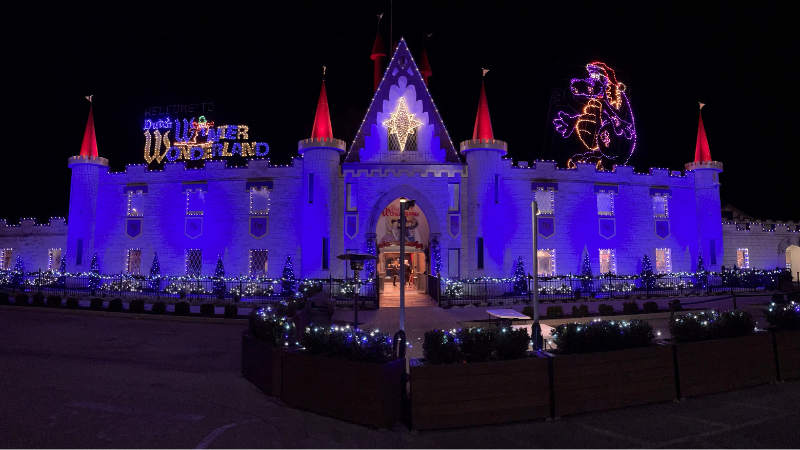 mom and daughter at dutch wonderland