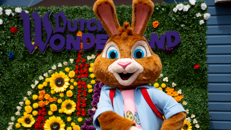 mom and daughter at dutch wonderland